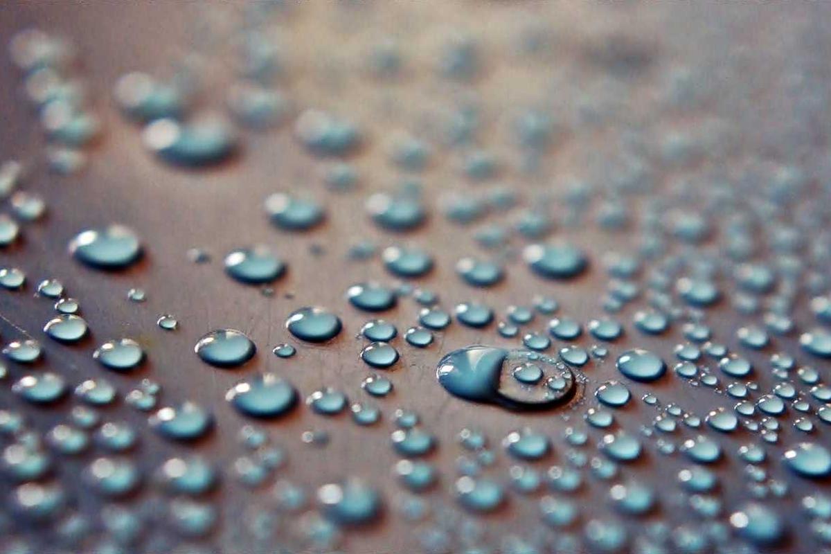 Капли воды на тёмной поверхности